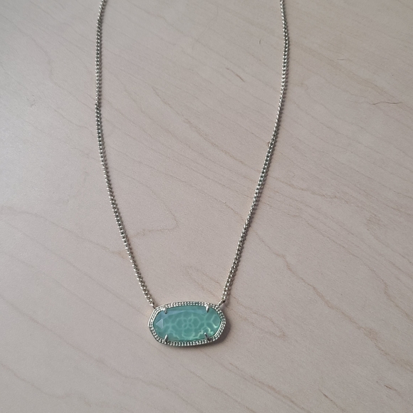 Elegant Silver and Green Pendant Necklace - Picture 1 of 3